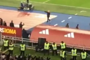 Ο Μουρίνιο έτρεξε και αγκάλιασε ball boy μετά το 3-1 της Ρόμα: "Ευτυχώς δεν ήταν γυναίκα ή αστυνομικός"