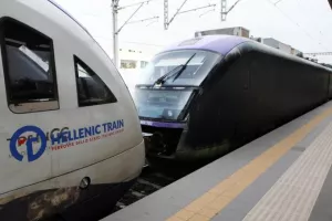 Υπό διάλυση ο Προαστιακός της Πάτρας: Τα ξύλα έχουν σαπίσει επικίνδυνα