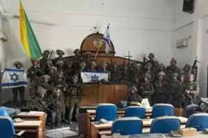 Ο IDF υψώνει την ισραηλινή σημαία στο «κοινοβούλιο» της Χαμάς στη Γάζα