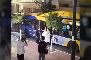 Νύφη πήγε στην εκκλησία με το... τρόλεϊ! - Δείτε βίντεο
