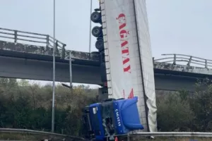 Τρομακτικό τροχαίο στη Θεσσαλονίκη: Φορτηγό έπεσε από γέφυρα