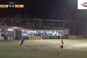 Απίθανο γκολ από τερματοφύλακα στο τοπικό (Βίντεο)