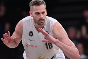 Ο Μπότερμαν το... τερμάτισε: Έφυγε την ώρα του αγώνα, πήγε στο αυτοκίνητο και γύρισε μετά από 5'!