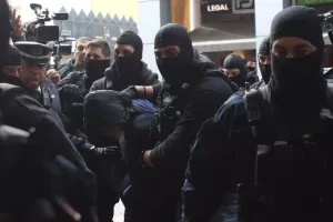 "Έπιασα τη φωτοβολίδα αλλά δεν την εκτόξευσα" λέει ο ανήλικος αδερφός του 18χρονου