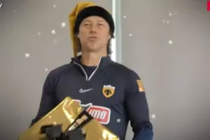 Μυθικό βίντεο: Οι ευχές του Αλμέιδα στα ελληνικά με σκούφο «Αγίου Βασίλη