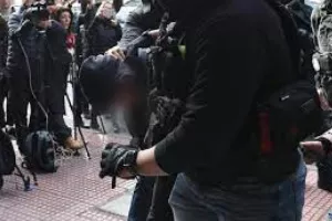 «Έριξα τη φωτοβολίδα από τα 70 μέτρα, δεν είχα πρόθεση να βλάψω» είπε ο 18χρονος στην ανακρίτρια