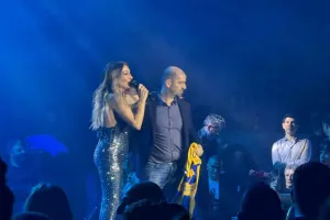 Ανέβηκε και της έδωσε... φανέλα