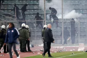 "Ομάδα ατόμων επιτέθηκε με πέτρες και φωτοβολίδες ευθείας βολής-16 προσαγωγές"