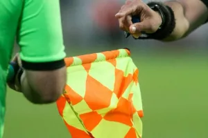 Ρήγμα στο μέτωπο των διαιτητών: Διεθνείς βοηθοί πιέζουν για να παίξουν και να γίνει αγωνιστική!