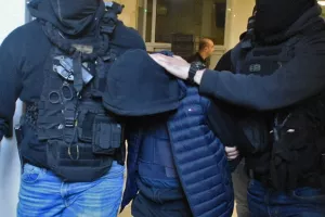 "Ήθελα να πετάξω ψηλά τη φωτοβολίδα" λέει ο 18χρονος που τραυμάτισε τον αστυνομικό