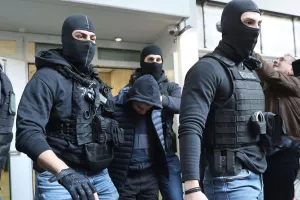Προθεσμία έλαβε ο 18χρονος που έριξε τη φωτοβολίδα