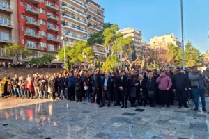 Η Θεσσαλονίκη αποχαιρετά τον Βασίλη Καρρά - Ουρές για το λαϊκό προσκύνημα