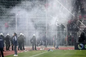 Επεισόδια και προσωρινή διακοπή στο Βόλος-Ολυμπιακός (φώτος)