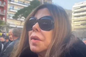 "Λύγισε" η Άντζελα Δημητρίου στο τελευταίο αντίο του Καρρά (βίντεο)
