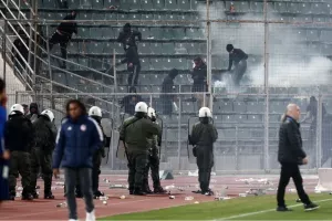 Επεισόδια και προσωρινή διακοπή στο Βόλος-Ολυμπιακός (φώτος)