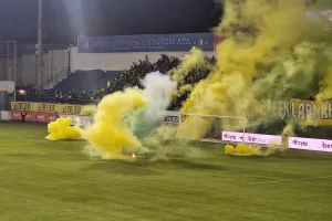 Καπνογόνα από πλευράς ΑΕΚ έφεραν ολιγόλεπτη διακοπή 