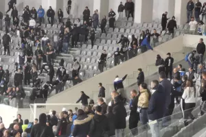 Άσχημες εικόνες - Οπαδοί του Απόλλωνα μπήκαν στο γήπεδο με άγριες διαθέσεις (Φώτος/Βίντεο Kerkida)