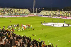 "Βροχή" από λούτρινα αρκουδάκια στην "Αρένα" (Φώτος)