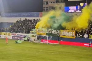 Καπνογόνα από πλευράς ΑΕΚ έφεραν ολιγόλεπτη διακοπή 