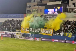 Καπνογόνα από πλευράς ΑΕΚ έφεραν ολιγόλεπτη διακοπή 