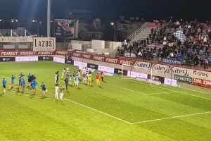 (BINTEO Kerkida) Οι Παφίτες πανηγύρισαν με τους παίκτες με τους φακούς των κινητών!
