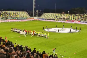 "Βροχή" από λούτρινα αρκουδάκια στην "Αρένα" (Φώτος)