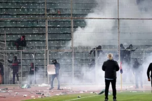 Επεισόδια και προσωρινή διακοπή στο Βόλος-Ολυμπιακός (φώτος)