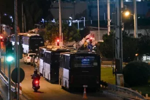 Μαρτυρία διμοιρίτη: «Έπεφταν φωτοβολίδες κι όταν ο αστυνομικός ήταν στο έδαφος-Χτυπήθηκε κι από μολότοφ»