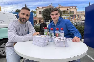 Χαμογελαστοί με φώτος και αυτόγραφα 