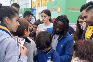 Χαμογελαστοί με φώτος και αυτόγραφα 
