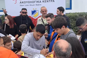 Χαμογελαστοί με φώτος και αυτόγραφα 