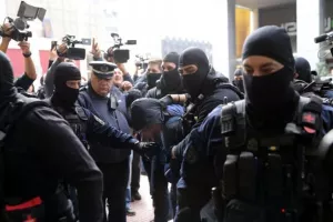 Στον ανακριτή ο 18χρονος για να απολογηθεί για τη δολοφονική επίθεση στον αστυνομικό