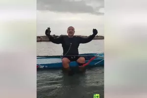 Τραγούδησε "i am singing in the rain" ο Καραπατάκης (βίντεο)