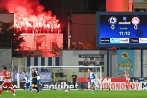Ζέσταναν την ατμόσφαιρα στο Περιστέρι με καπνογόνα σε ταράτσες οι οπαδοί του Ατρομήτου