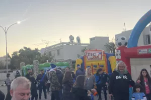 (ΦΩΤΟΣ/Kerkida) Κόσμος, μουσική, δώρα και εκπλήξεις