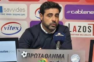"Βγάζω το καπέλο στους ποδοσφαιριστές μου"