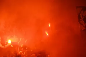 Καυτή... ΘΥΡΑ 3