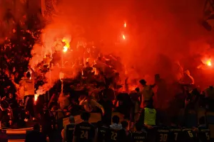 Καυτή... ΘΥΡΑ 3