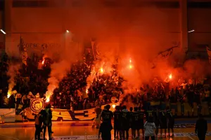 Καυτή... ΘΥΡΑ 3