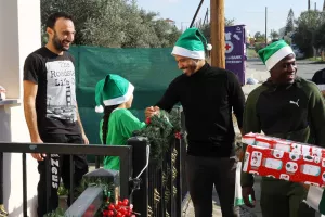 Δώρα, χαμόγελα και... μπάλα με παιδιά (Φώτος)