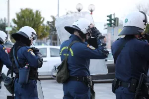 (Βίντεο) Σε σοβαρή κατάσταση αστυνομικός μετά τα επεισόδια έξω από το "Μελίνα Μερκούρη"
