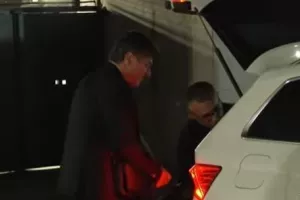 (BINTEO) Ο κόουτς της Νάπολι επέστρεψε με ταξί μετά την ήττα από τη Ρόμα- Γιατί δεν τον περίμενε το πούλμαν 