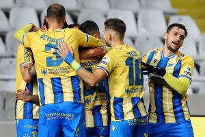 ΑΠΟΕΛ - ΑΕΖ: Γαλαζοκίτρινη τριάρα και... κορυφή! (Φώτος)