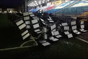 Διακοπή αγώνα λόγω πτώσης του προβολέα! (ΒΙΝΤΕΟ)
