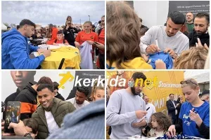 Χαμογελαστοί με φώτος και αυτόγραφα 