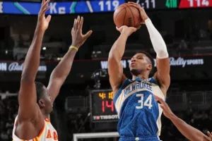 Με triple double του μυθικού Γιάννη οι Μπακς "διέλυσαν" τους Χοκς