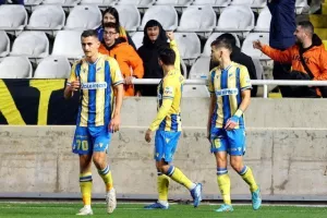 ΑΠΟΕΛ - ΑΕΖ: Γαλαζοκίτρινη τριάρα και... κορυφή! (Φώτος)