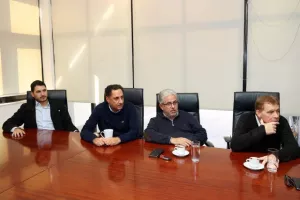 ΚΟΑ/ Παράδοση χορηγίας στα προσφυγικά Σωματεία (Φώτος)