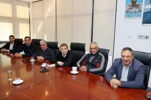 ΚΟΑ/ Παράδοση χορηγίας στα προσφυγικά Σωματεία (Φώτος)