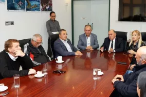 ΚΟΑ/ Παράδοση χορηγίας στα προσφυγικά Σωματεία (Φώτος)